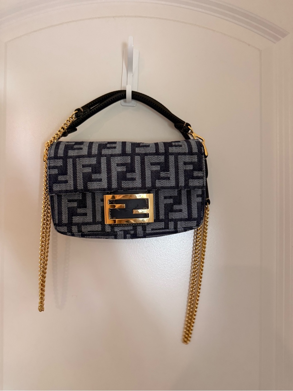 Fendi Baguette Mini
Dark blue denim-effect FF jacquard bag - Picture 7 of 12